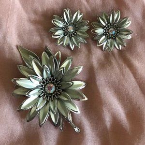 1960s Large Rhinestone Daisy Brooch and Earrings Set - VLV - Rockabilly Jewelry